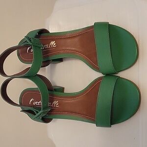 Trendy green l'intervalle brand new sandals.